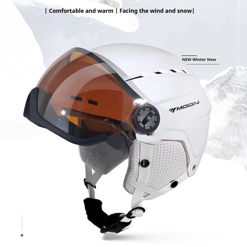 Полностьюсезонный лыжный шлем MOON — эргономичный, ударопрочный, подходит для катания на лыжах и зимних приключений. 
Полностьюсезонный лыжный шлем MOON — эргономичный, ударопрочный, подходит для катания на лыжах и зимних приключений.