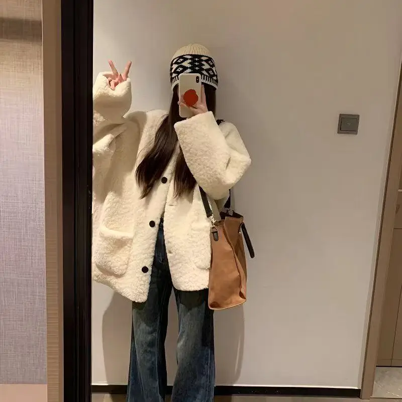 Женская осенне-зимняя куртка из овечьей шерсти с интегрированной кожаной и меховой отделкой, повседневная, свободного кроя, в корейском стиле, с эффектом омоложения
Женская осенне-зимняя куртка из овечьей шерсти с интегрированной кожаной и меховой отделкой, повседневная, свободного кроя, в корейском стиле, с эффектом омоложения