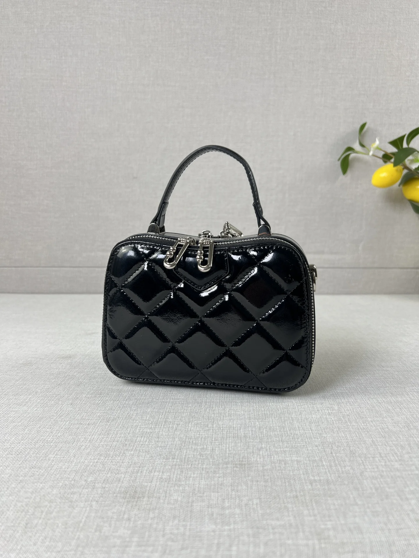 Faionable Quilted Patent Leather Small Square Bag Women's Versatile Texture Cowhide Single oulder Chain Crossbody Bag
Faionable Quilted Patent Leather Small Square Bag Women's Versatile Texture Cowhide Single oulder Chain Crossbody Bag
