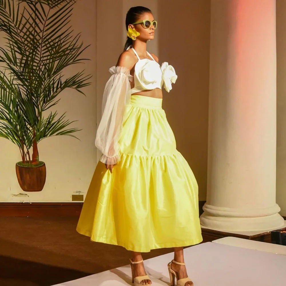 Желтая юбка с струящимися слоями и прозрачными тканевыми вставками Яркий и привлекательный дизайн, идеально подходящий для показа на подиуме и модных мероприятий
Желтая юбка с струящимися слоями и прозрачными тканевыми вставками Яркий и привлекательный дизайн, идеально подходящий для показа на подиуме и модных мероприятий