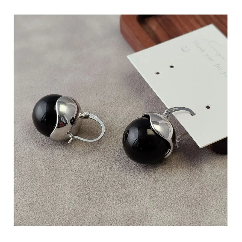 Niche Design French Retro Big Pearl Earrings, Stud Earrings, Earrings, Light Luxury and High-end Sense
Niche Design French Retro Big Pearl Earrings, Stud Earrings, Earrings, Light Luxury and High-end Sense