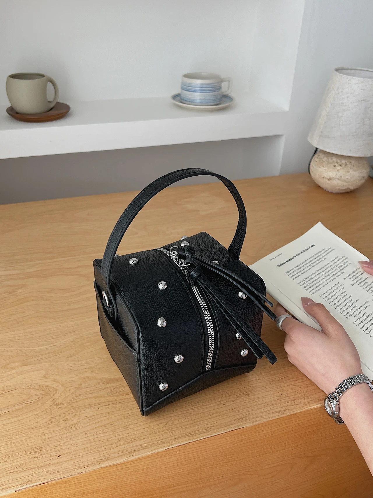 Punk Style Small Square Handbag Women's Handbag Rivet Design Unique Small Bag Spring 2026 New Box Handbag Leather Purse
Punk Style Small Square Handbag Women's Handbag Rivet Design Unique Small Bag Spring 2026 New Box Handbag Leather Purse