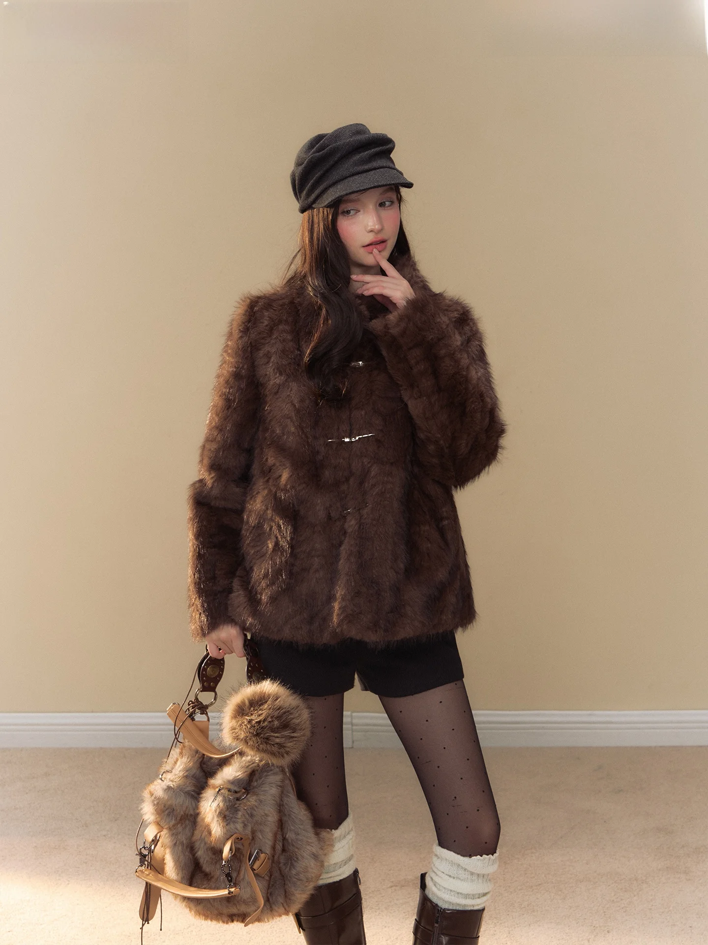 Экологичная кожаная куртка с мехом, утепленная хлопком, женская, свободного кроя, укороченная, на пуговицах, однотонная
Экологичная кожаная куртка с мехом, утепленная хлопком, женская, свободного кроя, укороченная, на пуговицах, однотонная