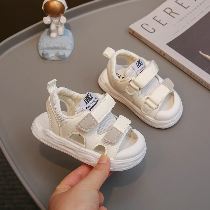 Children's sandals, boys' beach shoes, girls' comfortable and cool, students' flat sandals, children's fashionable and versatile
Children's sandals, boys' beach shoes, girls' comfortable and cool, students' flat sandals, children's fashionable and versatile