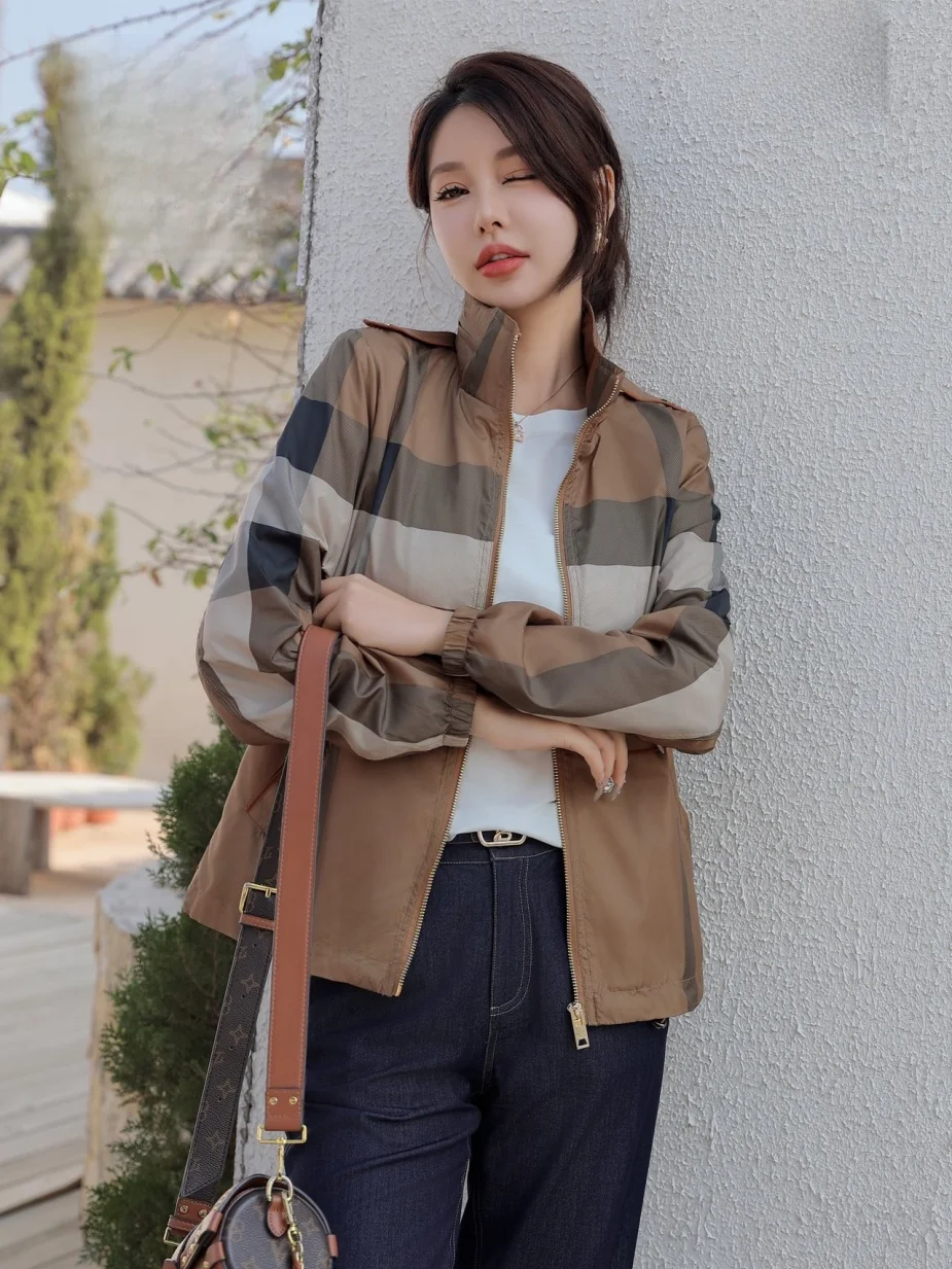 Повседневная ветровка или пальто в британском стиле для женщин, модная длинная тонкая куртка с воротником-стойкой из полиэфирного волокна
Повседневная ветровка или пальто в британском стиле для женщин, модная длинная тонкая куртка с воротником-стойкой из полиэфирного волокна