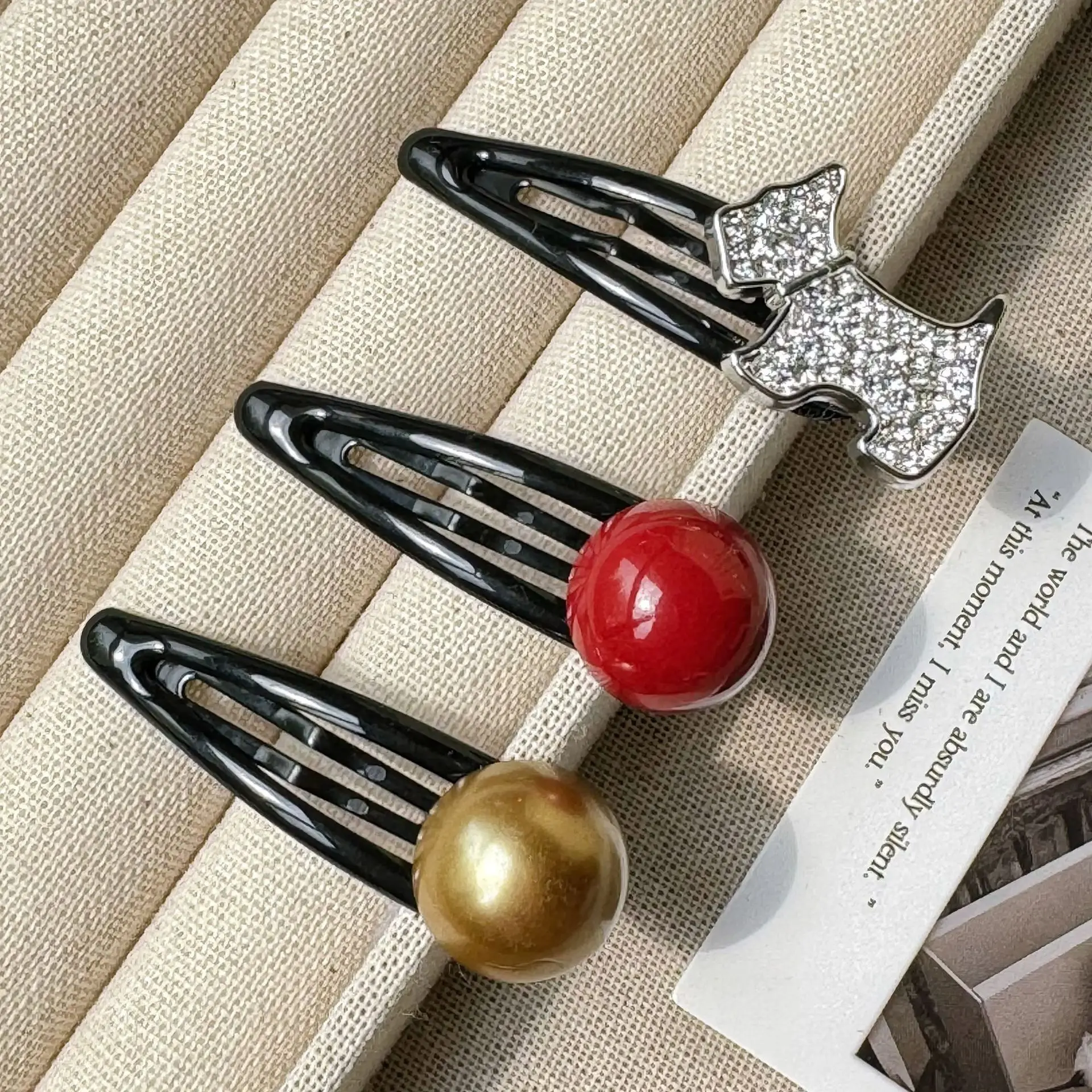 Luxury Letter Hair Clip 1PC Red Full Crystal Side Bangs Clip Elegant Forehead Flyaways BB Clip for Women
Luxury Letter Hair Clip 1PC Red Full Crystal Side Bangs Clip Elegant Forehead Flyaways BB Clip for Women