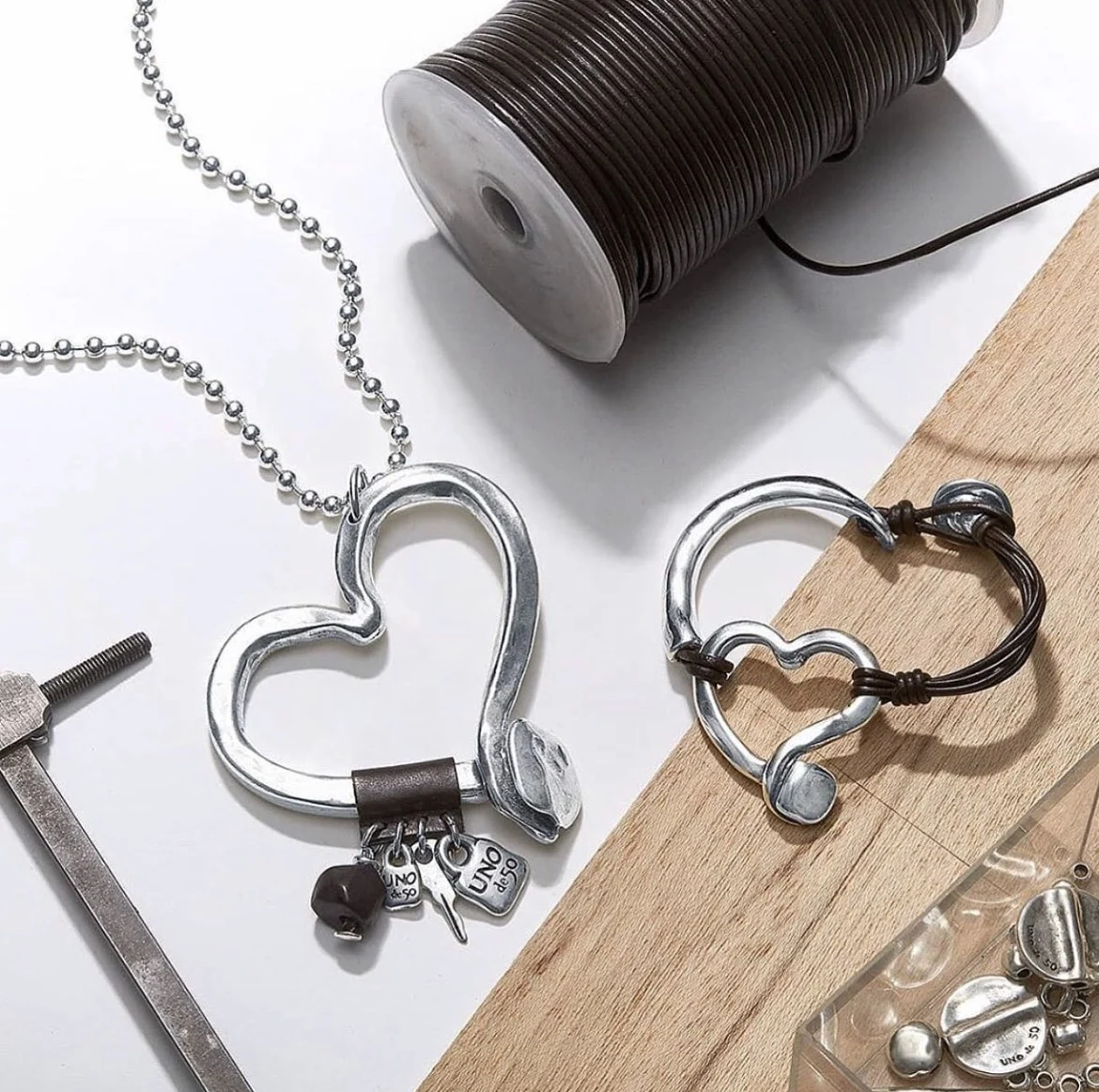 Браслет кожаный с большим сердцем для мужчин и женщин, ювелирное изделие из нержавеющей стали, браслет дружбы, аксессуар
Браслет кожаный с большим сердцем для мужчин и женщин, ювелирное изделие из нержавеющей стали, браслет дружбы, аксессуар