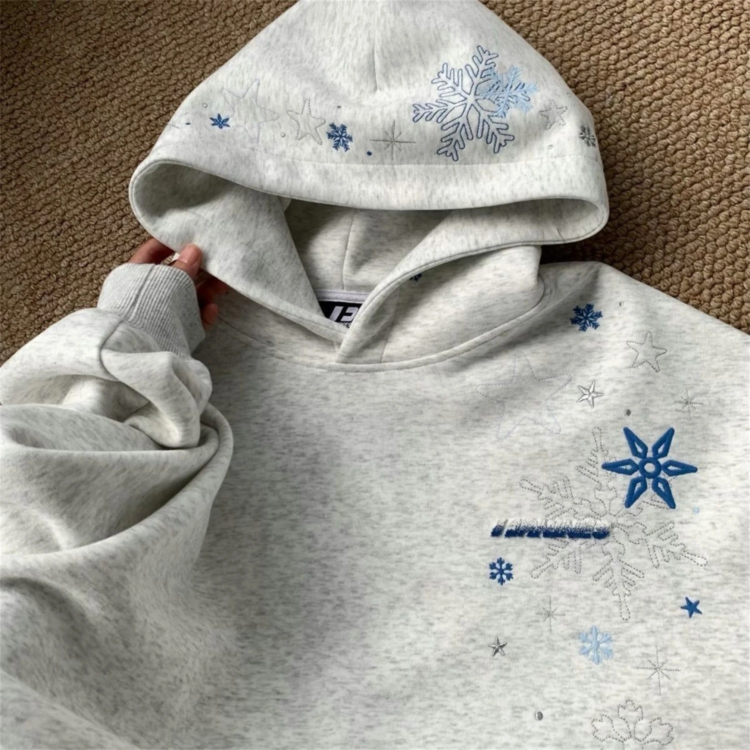 Women's Snowflake Embroidery Hoodie Loose Long Sleeve Sweatshirt with Star Warm Fleece Pullover for Autumn Winter Streetwear
Women's Snowflake Embroidery Hoodie Loose Long Sleeve Sweatshirt with Star Warm Fleece Pullover for Autumn Winter Streetwear