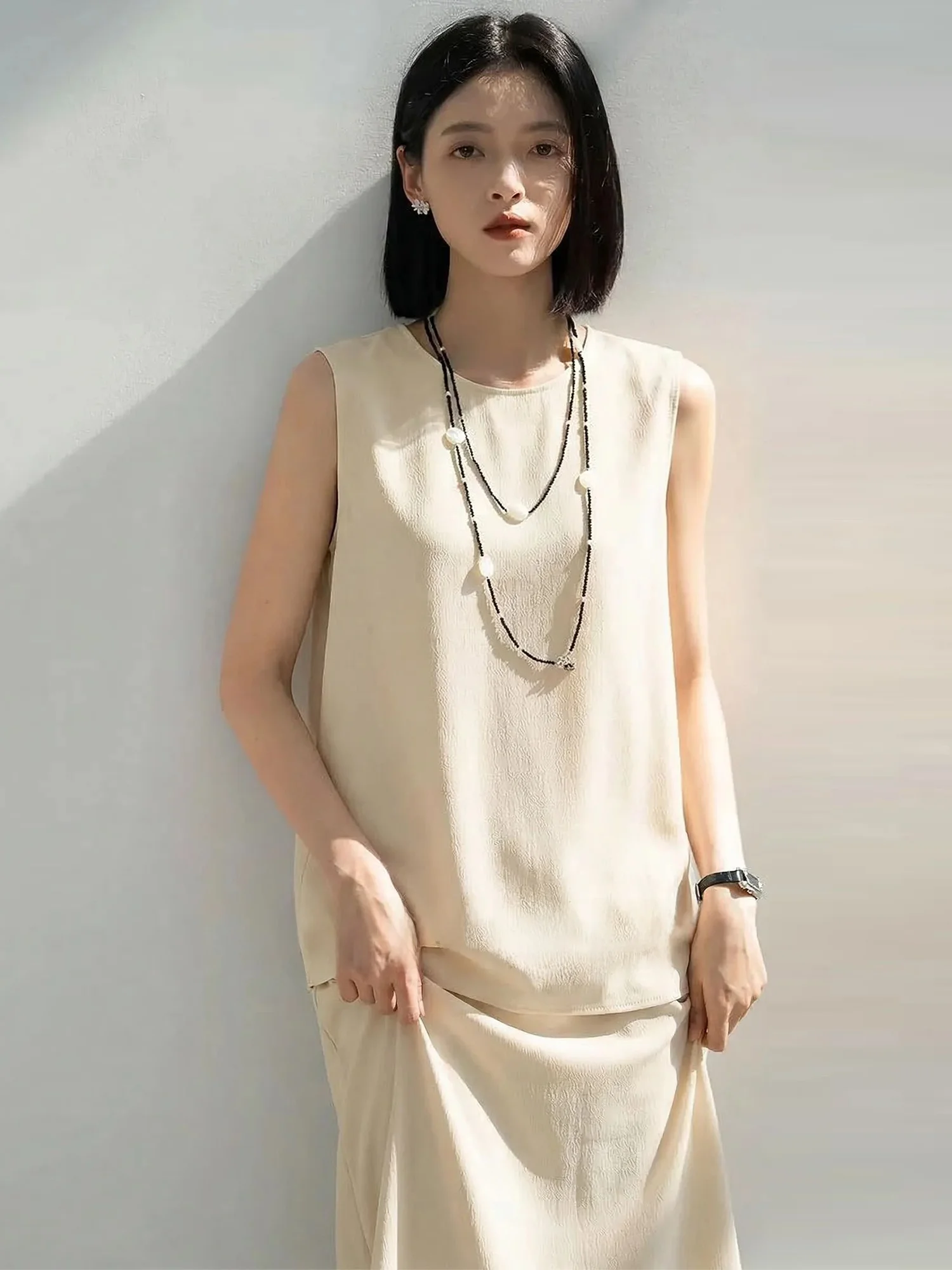 Chivirin Women's Sleeveless round Neck T-Shirt Summer Slim Fit Simple Style Quality Casual Fashion Lightweight Color
Chivirin Women's Sleeveless round Neck T-Shirt Summer Slim Fit Simple Style Quality Casual Fashion Lightweight Color