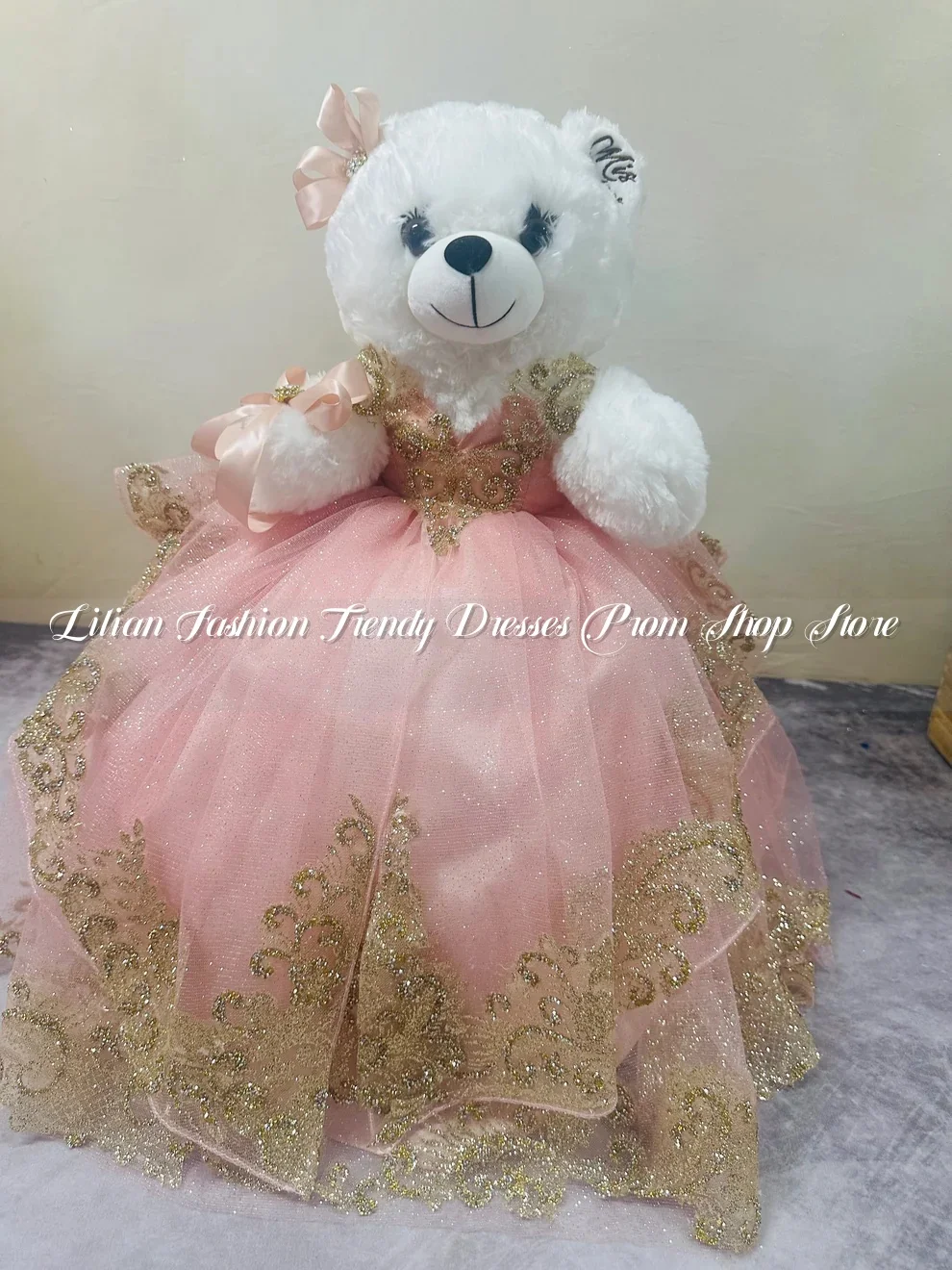 Baby Pink Quinceanera Teddy Bear Dress 2025 Luxury Card Shoulder Glitter Sequins Appliqué Puffy Customised
Baby Pink Quinceanera Teddy Bear Dress 2025 Luxury Card Shoulder Glitter Sequins Appliqué Puffy Customised