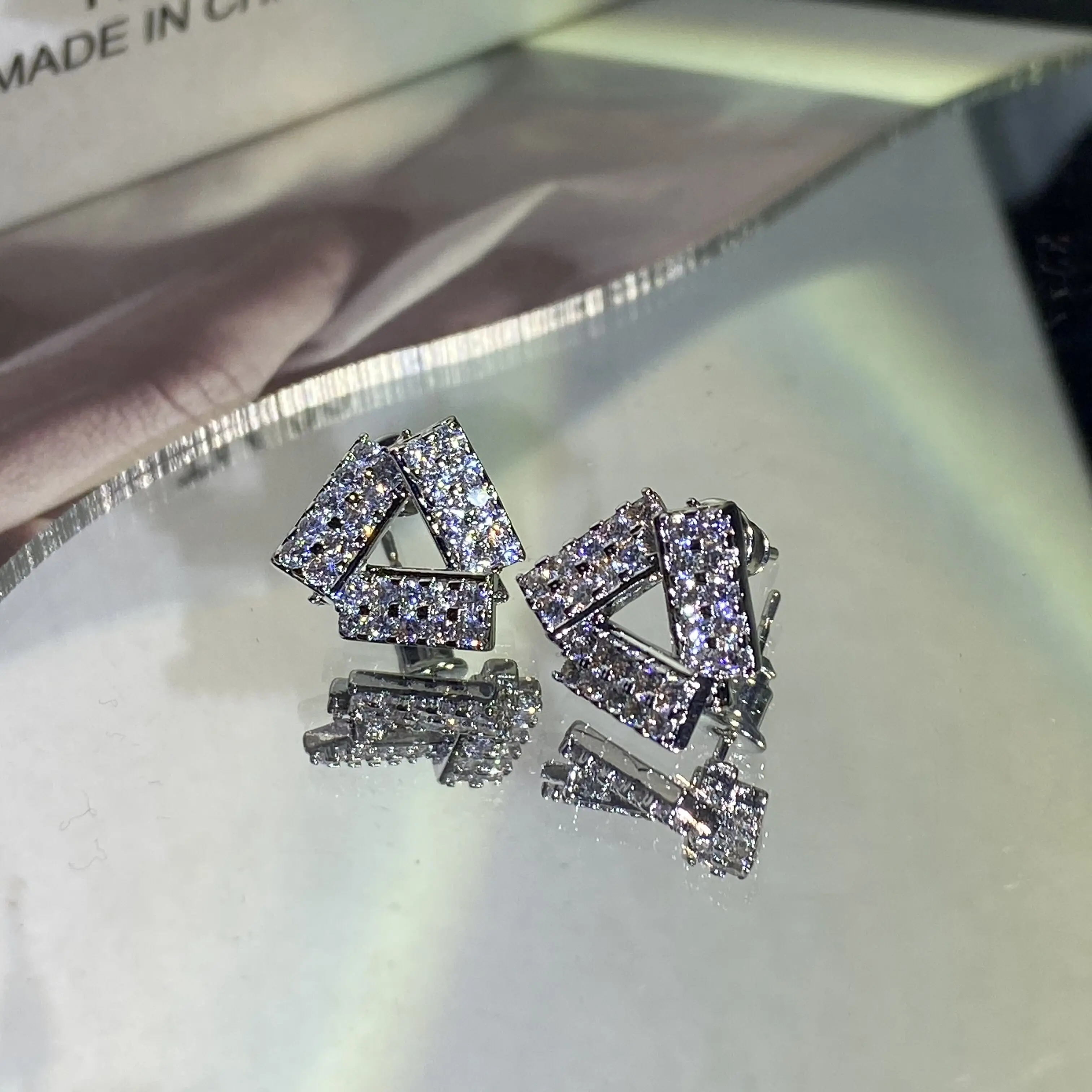 2022 NEW Trend Flash Diamond Triangle Earring For Women Real Zircon Crystal Engagement Valentine's Day Gift Jewelry
2022 NEW Trend Flash Diamond Triangle Earring For Women Real Zircon Crystal Engagement Valentine's Day Gift Jewelry