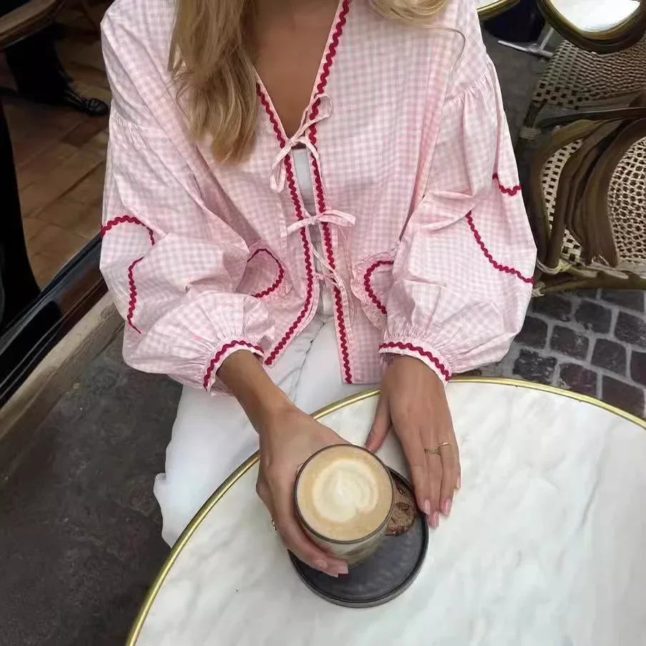 Elegant Plaid Bow Lace Print Women Shirt Fashion Casual Long Lantern Sleeve V Neck Tops 2024 Spring Summer Female Love Outwear
Elegant Plaid Bow Lace Print Women Shirt Fashion Casual Long Lantern Sleeve V Neck Tops 2024 Spring Summer Female Love Outwear