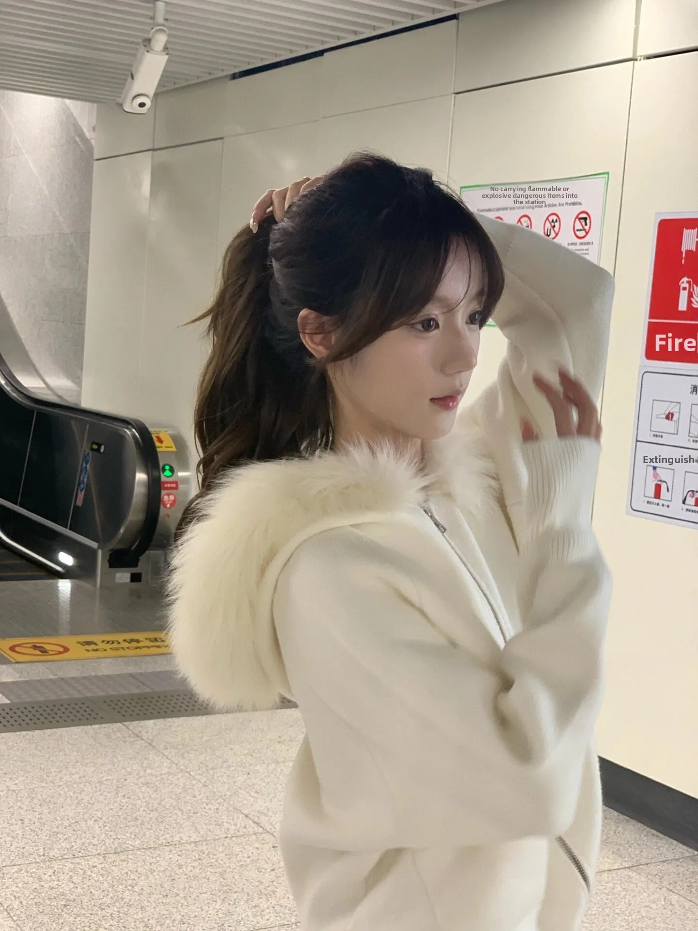 White Hooded Knitted Cardigan Sweater Women's Spliced Fur Collar Autumn New Gentle Age-Defying Top Korean Style Loose Fit
White Hooded Knitted Cardigan Sweater Women's Spliced Fur Collar Autumn New Gentle Age-Defying Top Korean Style Loose Fit