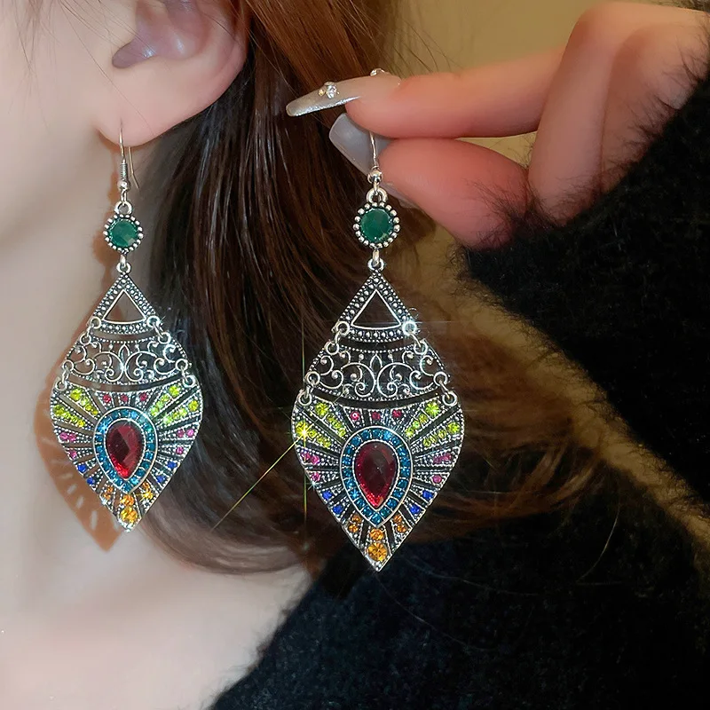 Ethnic Style Vintage Rhinestone Hollow Out Leaf Earrings for Women Exaggerated Design Elegant Long Drop Earrings Female Jewelry
Ethnic Style Vintage Rhinestone Hollow Out Leaf Earrings for Women Exaggerated Design Elegant Long Drop Earrings Female Jewelry