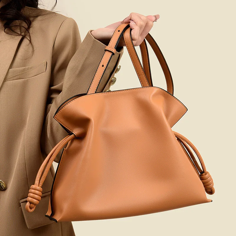 New fashion luxury brand PU leather handbag high-end soft large capacity pleated bag smooth black shoulder strap shopper wallet
New fashion luxury brand PU leather handbag high-end soft large capacity pleated bag smooth black shoulder strap shopper wallet