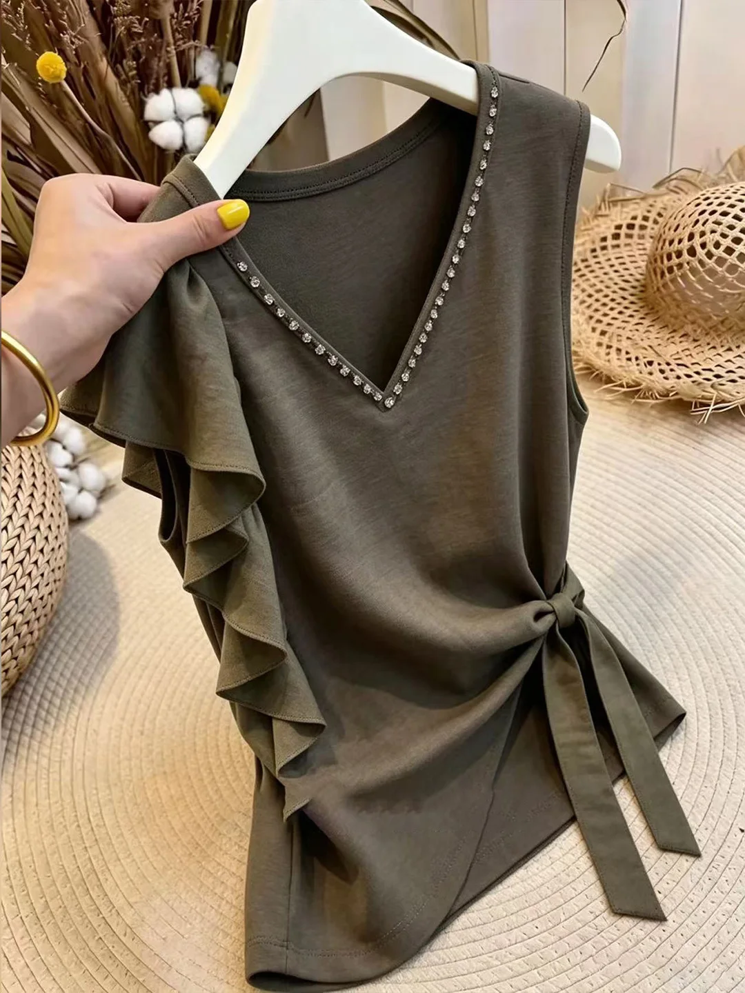 Exquisite V-Neck Diamond Embedded Vest Heavy Work Summer Belted Waist in Women's Sleeveless Top Fashion Korean Style Silk
Exquisite V-Neck Diamond Embedded Vest Heavy Work Summer Belted Waist in Women's Sleeveless Top Fashion Korean Style Silk