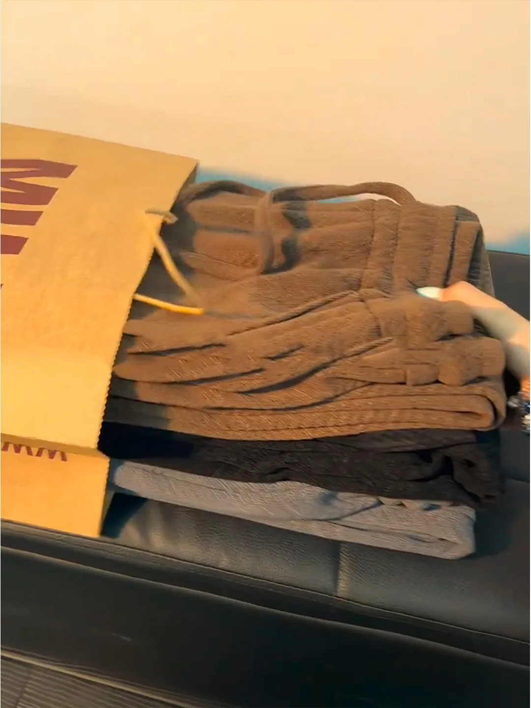 Вязаные повседневные брюки цвета хаки для мужчин, осенне-зимние утепленные прямые брюки, молодежные модные свободные брюки со средней талией, длинные брюки
Вязаные повседневные брюки цвета хаки для мужчин, осенне-зимние утепленные прямые брюки, молодежные модные свободные брюки со средней талией, длинные брюки