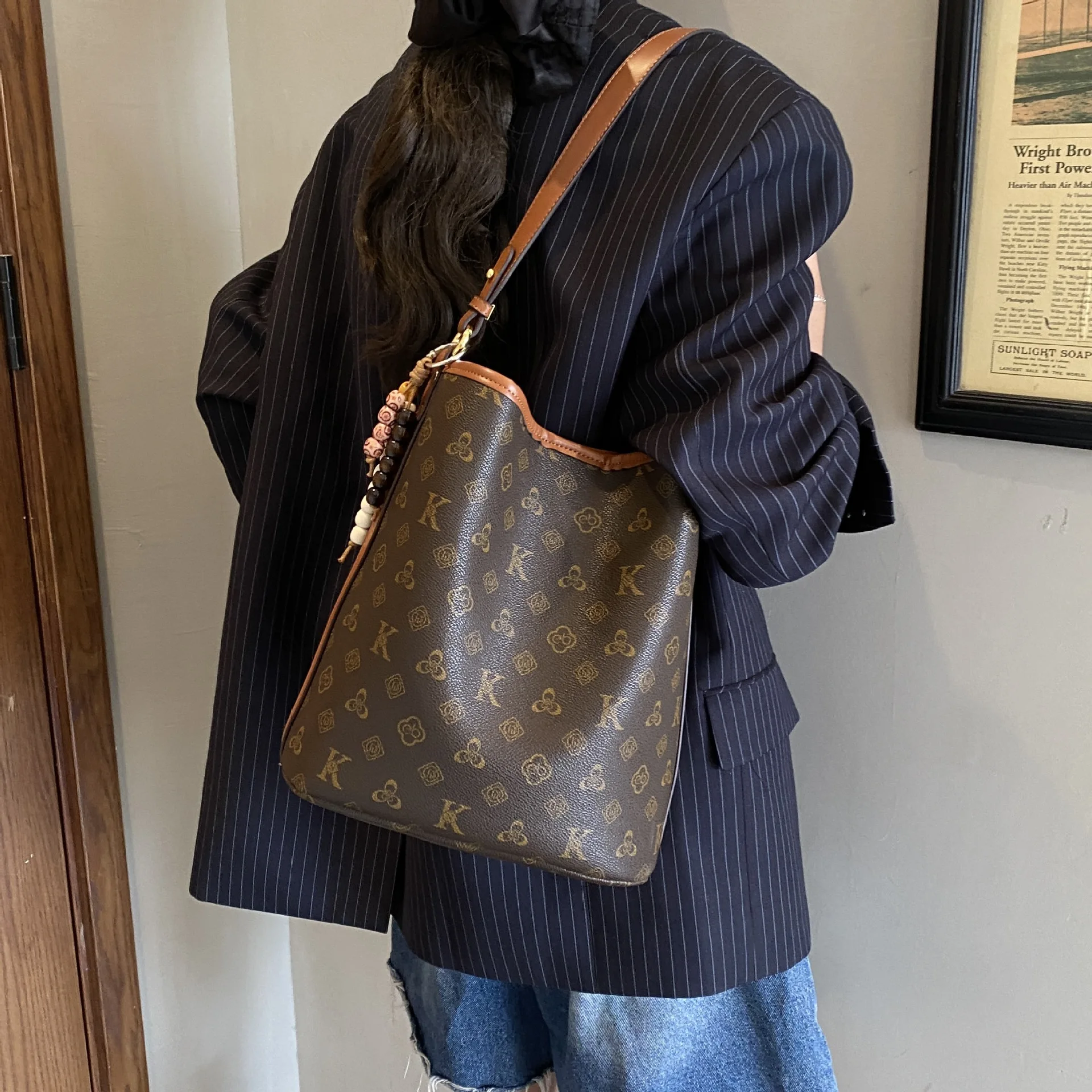 2025 Archival-Inspired Tote Bag, Multi-Way Convertible Shoulder & Crossbody Purse for Women, Structured Vegan Leather Day
2025 Archival-Inspired Tote Bag, Multi-Way Convertible Shoulder & Crossbody Purse for Women, Structured Vegan Leather Day