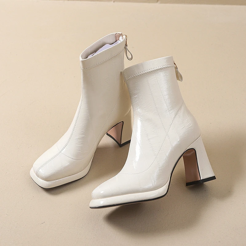 Autumn and Winter Women's Versatile Fashion Square Toe Temperament Leather Shoes 2025 New French Skinny Retro Booties
Autumn and Winter Women's Versatile Fashion Square Toe Temperament Leather Shoes 2025 New French Skinny Retro Booties