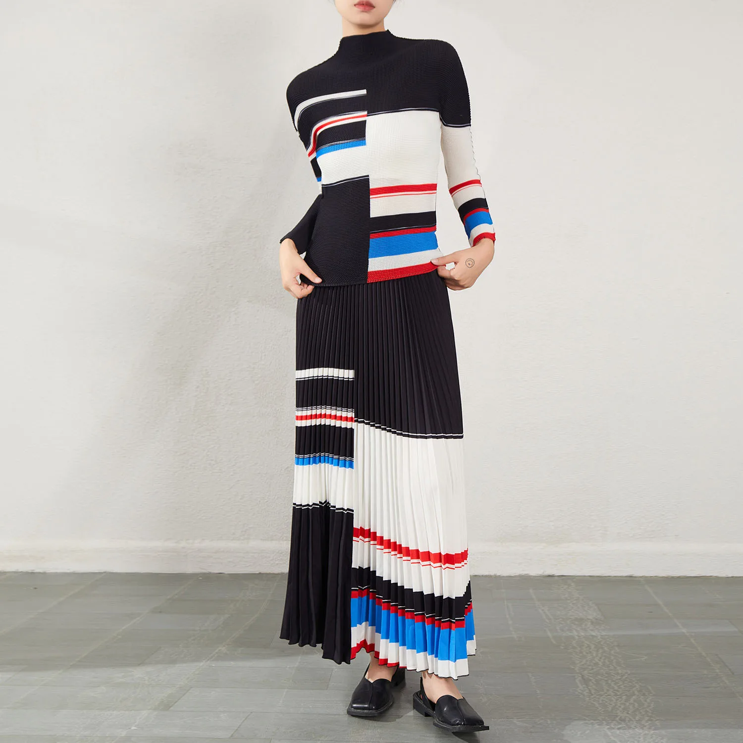 European and American style women's spring and autumn new style Miyake semi-high neck striped two-piece suit dress
European and American style women's spring and autumn new style Miyake semi-high neck striped two-piece suit dress