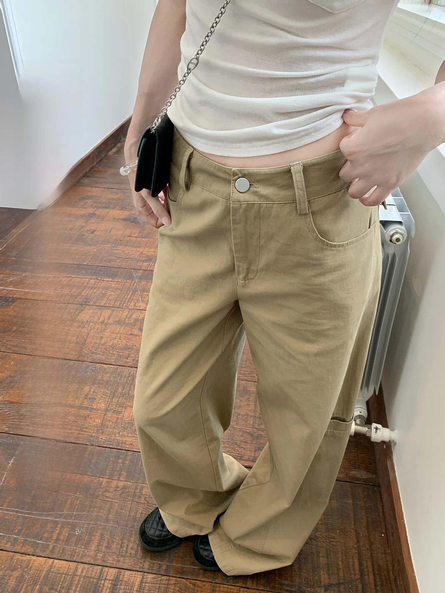 Женские летние повседневные брюки-карго цвета хаки свободного кроя с широкими штанинами, высокой талией, на молнии, прямого силуэта, для работы и повседневной носки
Женские летние повседневные брюки-карго цвета хаки свободного кроя с широкими штанинами, высокой талией, на молнии, прямого силуэта, для работы и повседневной носки