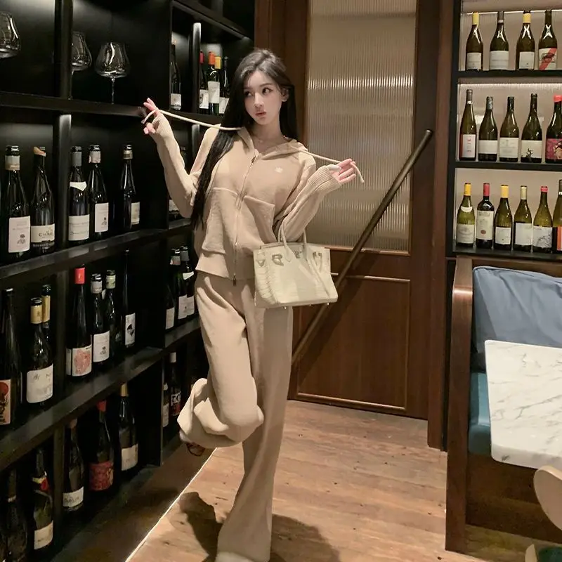 Осенний комплект из двух предметов в ленивом стиле, женская толстовка с капюшоном на молнии, кардиган, куртка + прямые брюки с эластичной резинкой на талии, повседневный спортивный комплект
Осенний комплект из двух предметов в ленивом стиле, женская толстовка с капюшоном на молнии, кардиган, куртка + прямые брюки с эластичной резинкой на талии, повседневный спортивный комплект