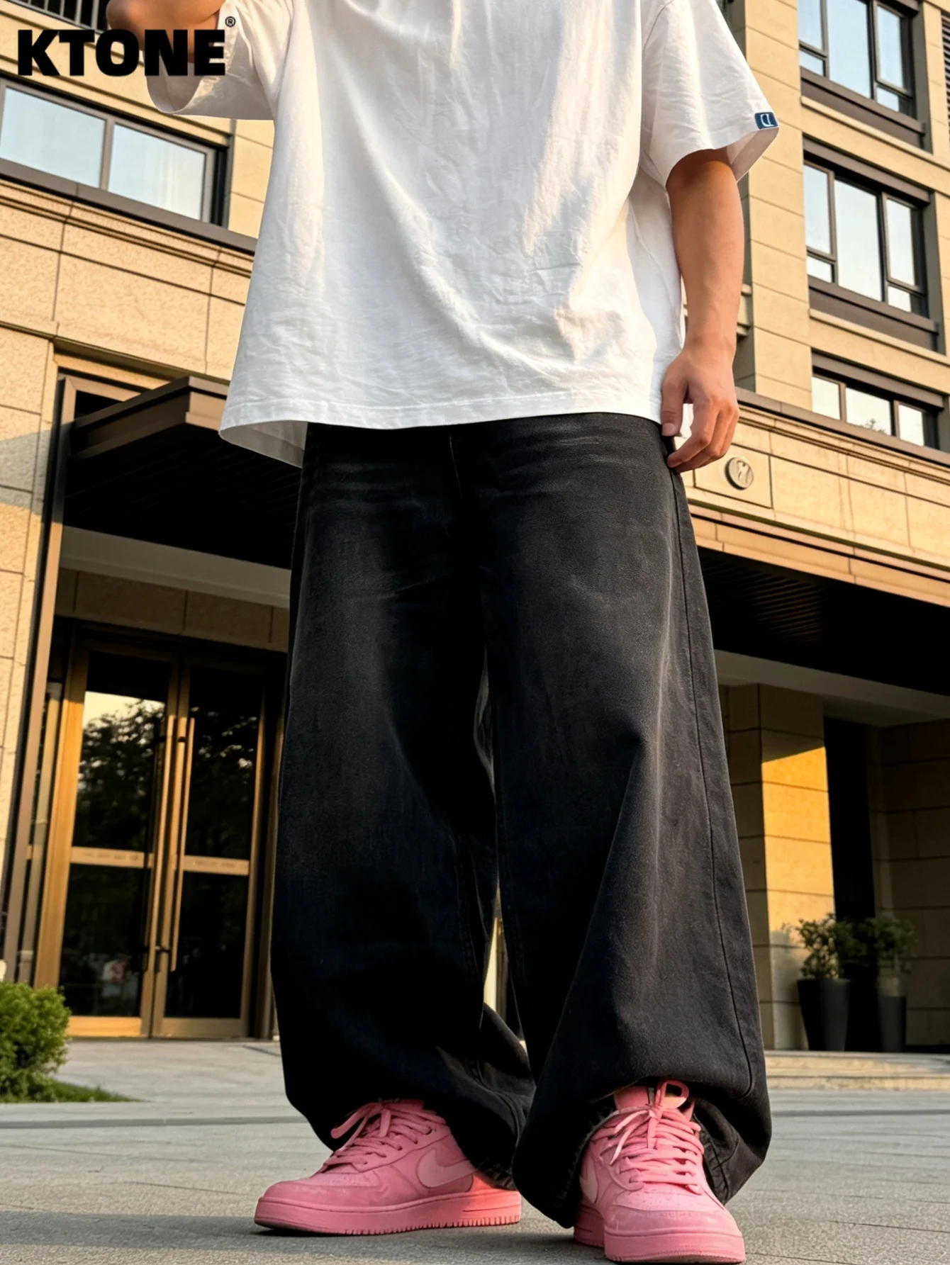 Мужские широкие джинсы — идеальный подарок (аксессуары в комплект не входят)
Мужские широкие джинсы — идеальный подарок (аксессуары в комплект не входят)