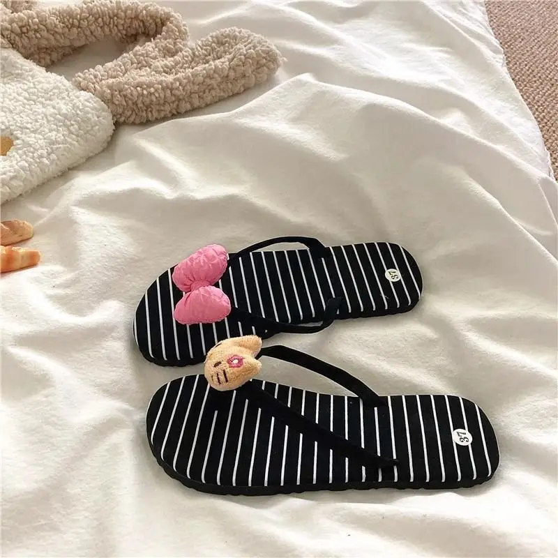 Sanrio Hello Kitty Cute New Flat Bottom Flip Flops Women Summer Beach Hot Girl Non-slip Slippers Simple Trend Versatile Slippers
Sanrio Hello Kitty Cute New Flat Bottom Flip Flops Women Summer Beach Hot Girl Non-slip Slippers Simple Trend Versatile Slippers