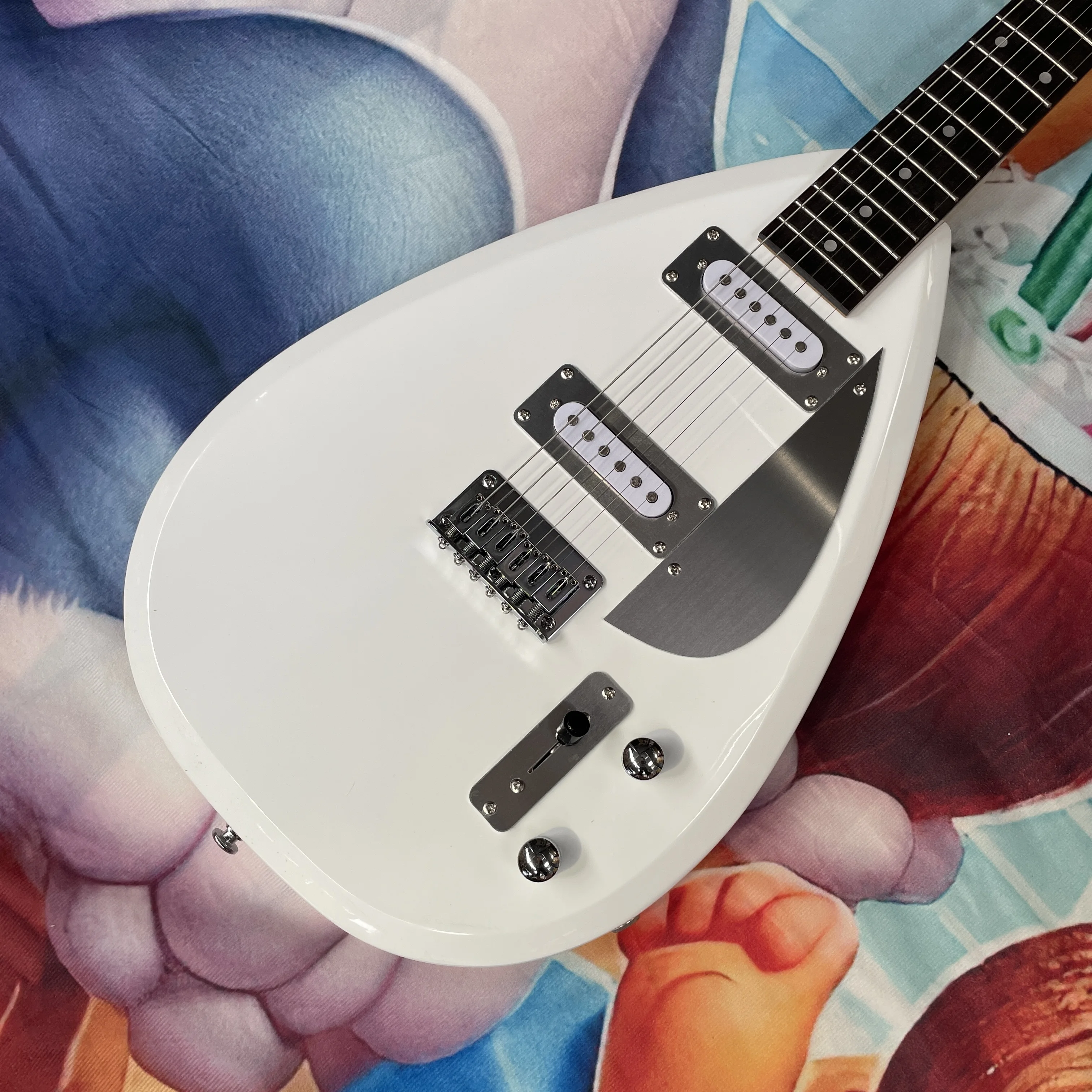 Белая 6-струнная электрогитара с металлической накладкой, белой фурнитурой, грифом из палисандра, корпусом из красного дерева
Белая 6-струнная электрогитара с металлической накладкой, белой фурнитурой, грифом из палисандра, корпусом из красного дерева