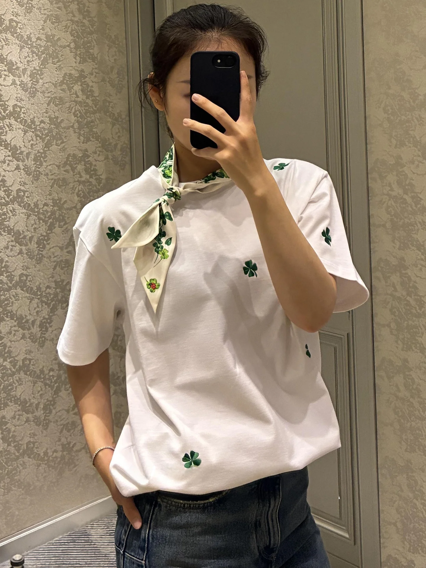 MUAUU GIRL Limited Edition Simple Design 26SS New Pure Color Four Leaf Clover Embroidery Short Sleeve T-Shirt Women's Top
MUAUU GIRL Limited Edition Simple Design 26SS New Pure Color Four Leaf Clover Embroidery Short Sleeve T-Shirt Women's Top