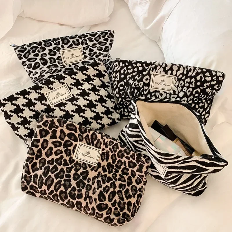 Classic Leopard Print Makeup Bag Zipper Pouch Large Capacity Portable Toiletries Bag Organizer Beauty Case Cosmetic Bag Women
Classic Leopard Print Makeup Bag Zipper Pouch Large Capacity Portable Toiletries Bag Organizer Beauty Case Cosmetic Bag Women