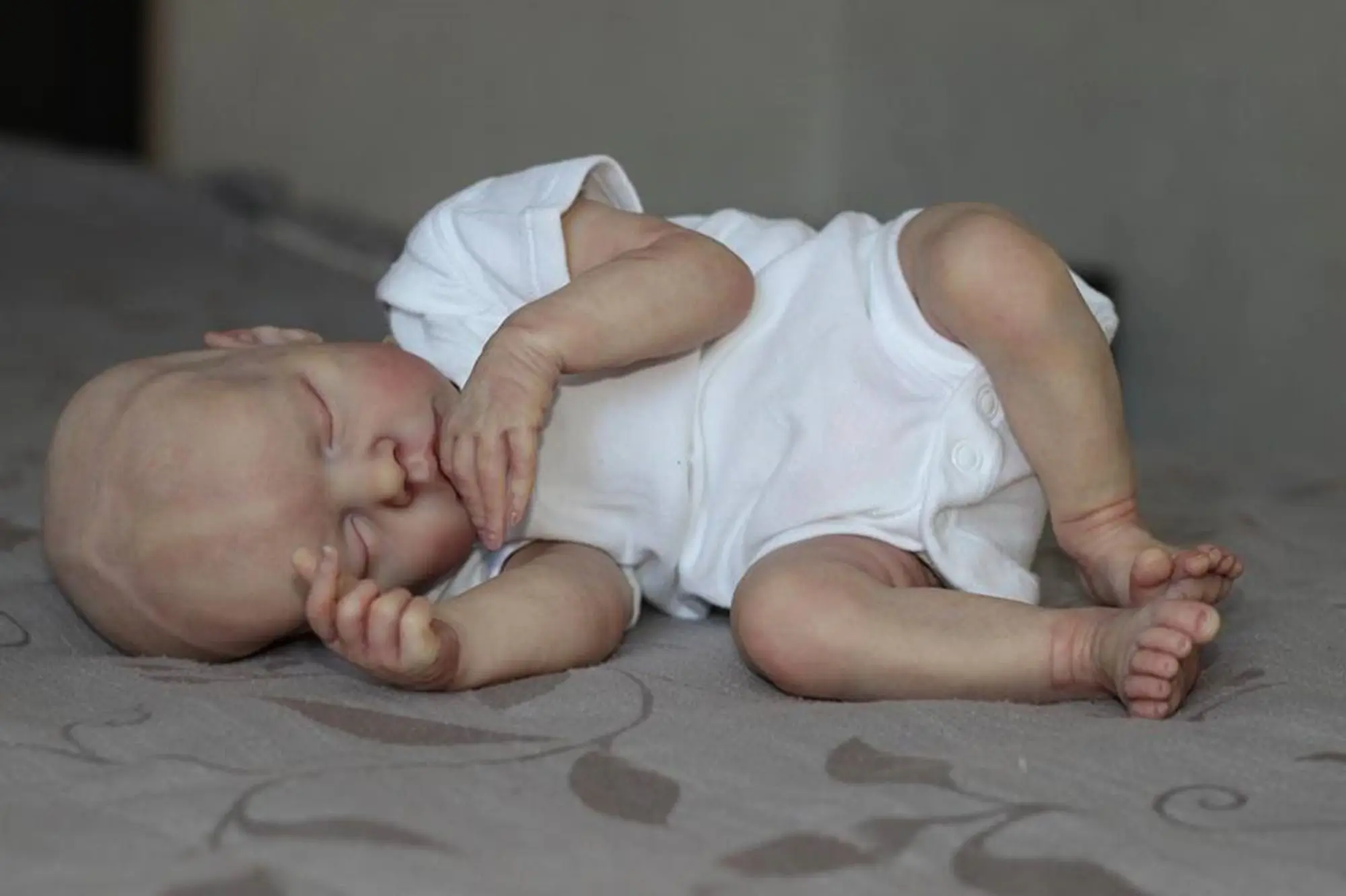 45 CM Soft Real Toch Asleep Silicone Reborn Baby Doll with 3D Skin With Visible Veins Toy For Girl Cloth Body Kid Art Bebe
45 CM Soft Real Toch Asleep Silicone Reborn Baby Doll with 3D Skin With Visible Veins Toy For Girl Cloth Body Kid Art Bebe