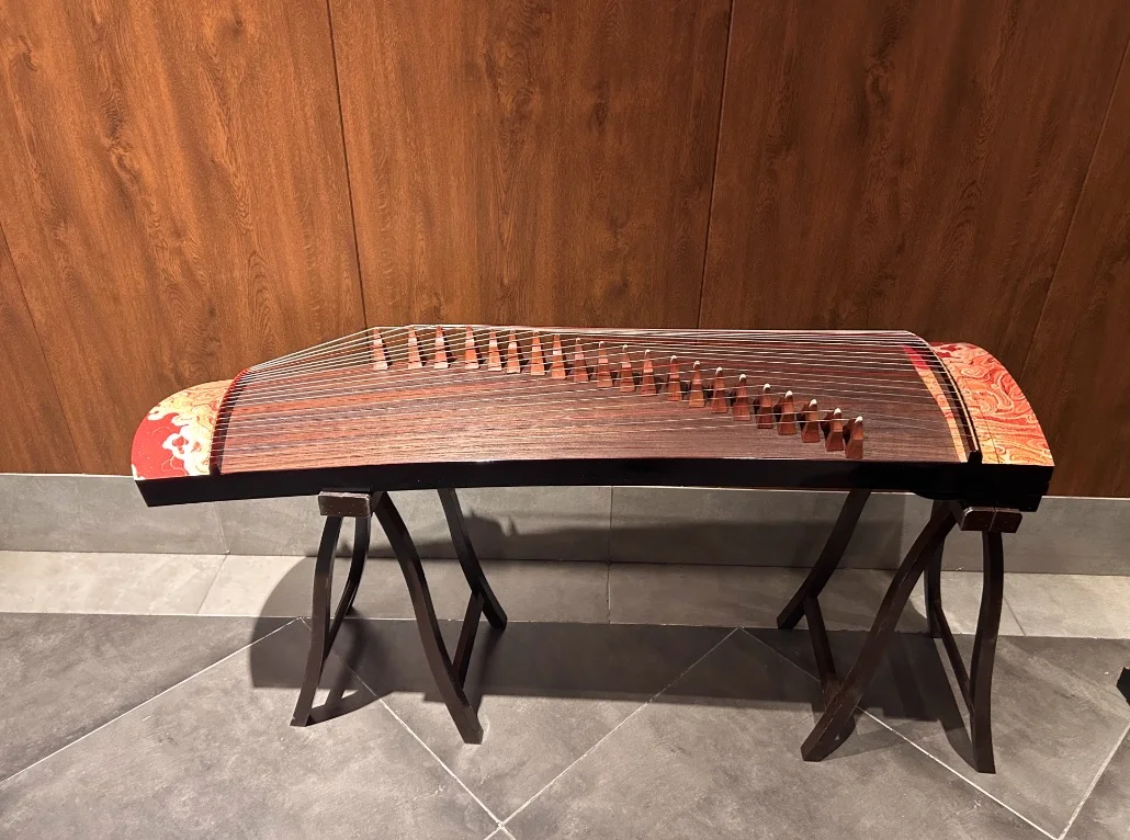Guzheng 125cm zither 21 string Ruyi pattern Chinese string instruments
Guzheng 125cm zither 21 string Ruyi pattern Chinese string instruments