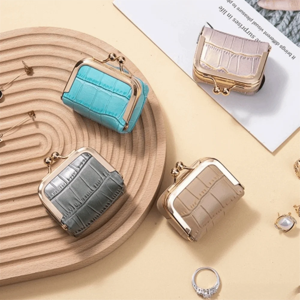 Кошелек-монетница с замком-защелкой и узором под крокодила, квадратный, однотонный, из натуральной кожи, мини-сумочка для украшений и мелочей
Кошелек-монетница с замком-защелкой и узором под крокодила, квадратный, однотонный, из натуральной кожи, мини-сумочка для украшений и мелочей