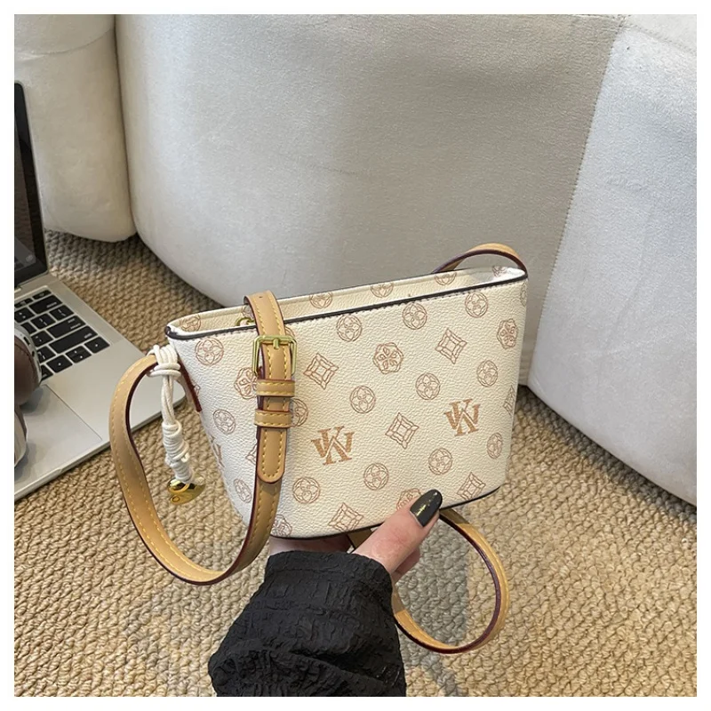 2026 Light Luxury Design Ladies Purses And Handbags Classic Solid Color Shoulder Bag Letter Element Women's Crossbody Bag
2026 Light Luxury Design Ladies Purses And Handbags Classic Solid Color Shoulder Bag Letter Element Women's Crossbody Bag