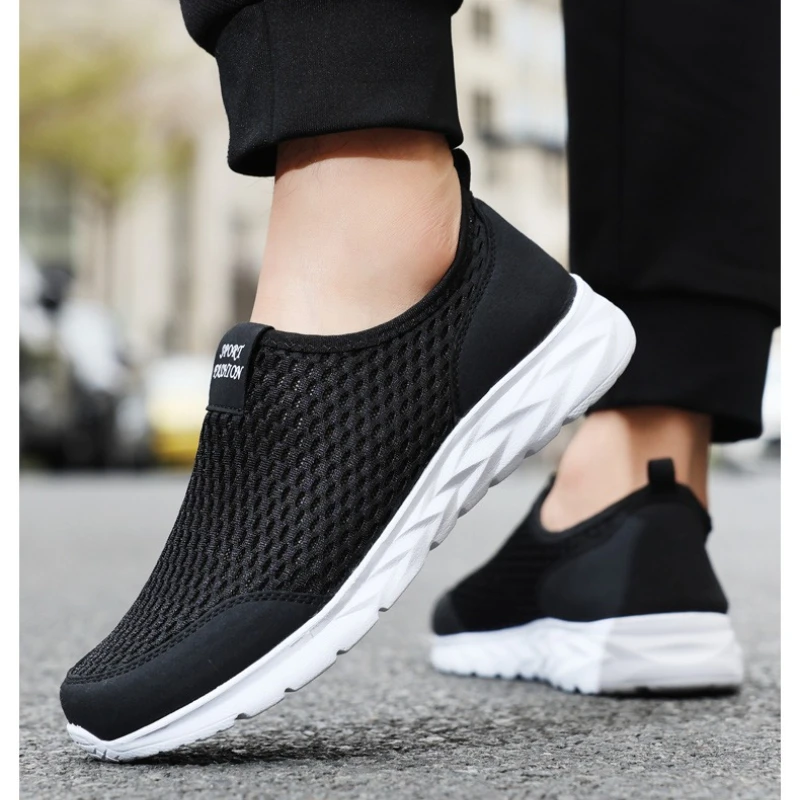 Мужские лоферы с перфорированной сетчатой верхней части на низком каблуке с круглым носком, цельный дизайн, мягкая и легкая повседневная обувь
Мужские лоферы с перфорированной сетчатой верхней части на низком каблуке с круглым носком, цельный дизайн, мягкая и легкая повседневная обувь