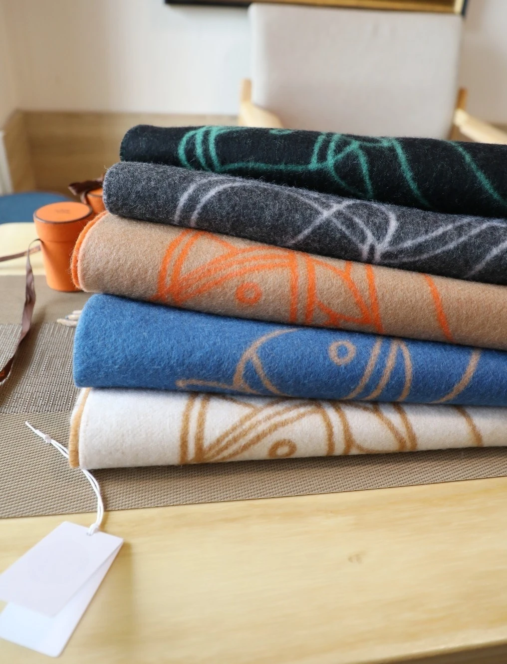 Designer new presbyopia graffiti letter h shawl double-sided cashmere scarf women's versatile scarf wholesale 40 * 195
Designer new presbyopia graffiti letter h shawl double-sided cashmere scarf women's versatile scarf wholesale 40 * 195