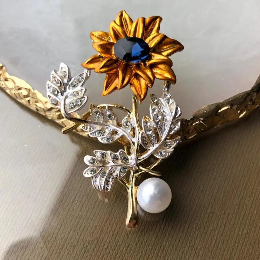 Baroque Luxury Beautiful Sunflower Design Men's Women's Brooch Pins,Wedding Holiday Party Couple SurpriseGift JewelryAccessories
Baroque Luxury Beautiful Sunflower Design Men's Women's Brooch Pins,Wedding Holiday Party Couple SurpriseGift JewelryAccessories