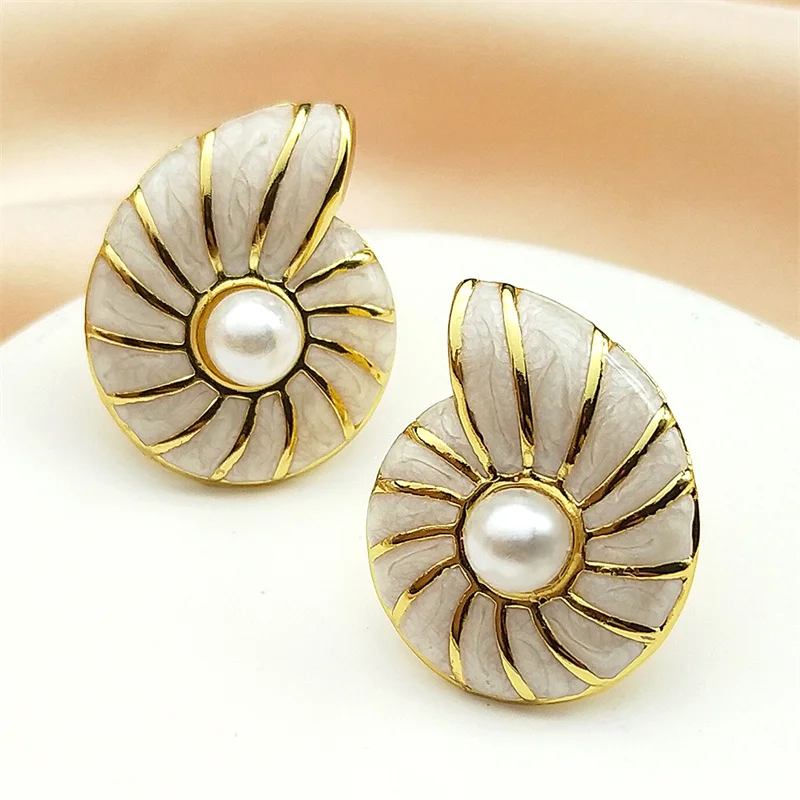 Cute Fashion White Enamel Nautilus Stud Earrings for Women Girls Stainless Steel Gold Color Imitation Pearls Earrings Jewelry
Cute Fashion White Enamel Nautilus Stud Earrings for Women Girls Stainless Steel Gold Color Imitation Pearls Earrings Jewelry