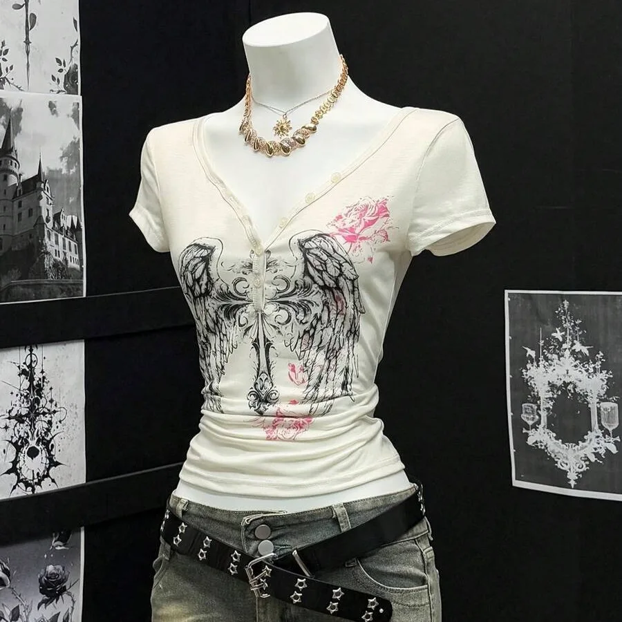 2026 Summer Y2K Wings Printed Tee Women Button V Neck Slim Top Sweet Spicy Style Casual Daily Street Sport Match Fashion Blouse
2026 Summer Y2K Wings Printed Tee Women Button V Neck Slim Top Sweet Spicy Style Casual Daily Street Sport Match Fashion Blouse