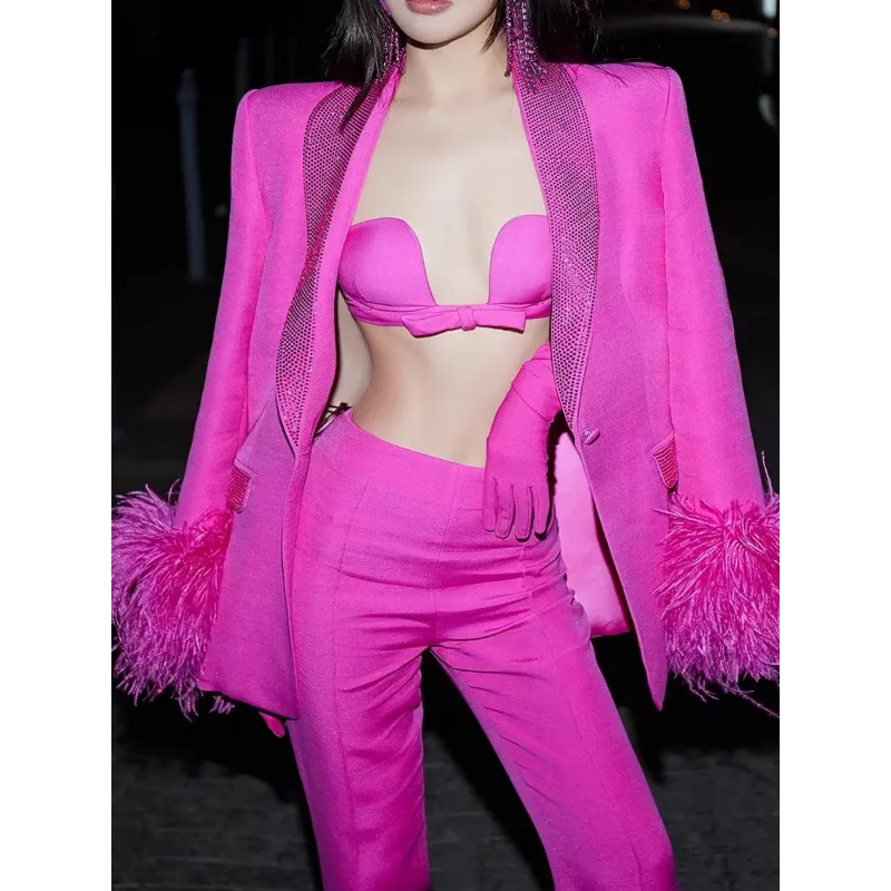 Spliced Feathers Loose Women Blazer 2024 Autumn New Rose Red Single Button Patchwork Diamonds Female Fashion Straight Jacket Top
Spliced Feathers Loose Women Blazer 2024 Autumn New Rose Red Single Button Patchwork Diamonds Female Fashion Straight Jacket Top