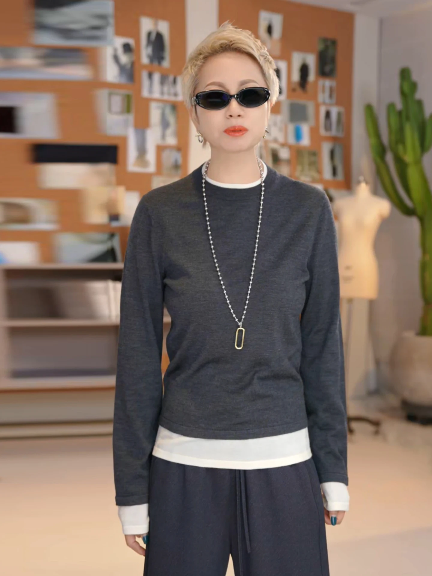 Женский свободный вязаный шерстяной свитер с круглым вырезом, имитация двухслойности, в стиле колор-блок, повседневный, мягкий, теплый, с длинными рукавами, однотонный топ
Женский свободный вязаный шерстяной свитер с круглым вырезом, имитация двухслойности, в стиле колор-блок, повседневный, мягкий, теплый, с длинными рукавами, однотонный топ