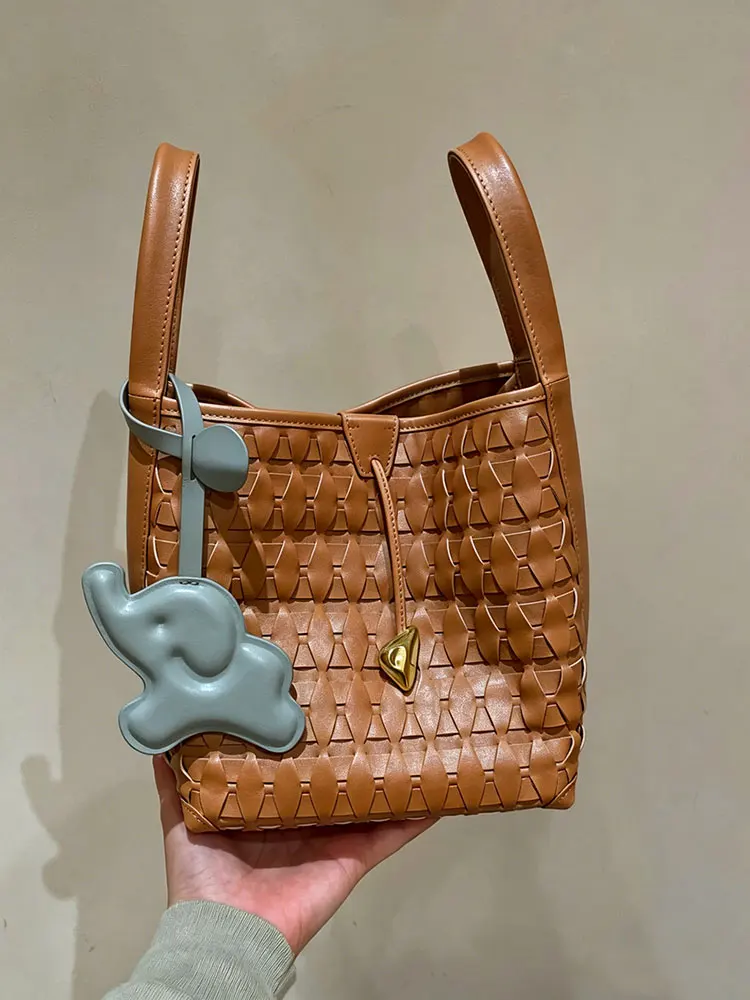 Browan Woven Large Capacity Bucket Bag Women's 2026 New High-End Handbag Crossbody Tote Basket Bag Commuting Soft PU Leather
Browan Woven Large Capacity Bucket Bag Women's 2026 New High-End Handbag Crossbody Tote Basket Bag Commuting Soft PU Leather