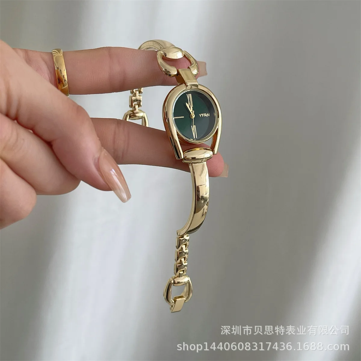 Vintage Bracelet Watch Light Luxury High-end Women's Quartz Watch for Christmas and Halloween Gifts
Vintage Bracelet Watch Light Luxury High-end Women's Quartz Watch for Christmas and Halloween Gifts