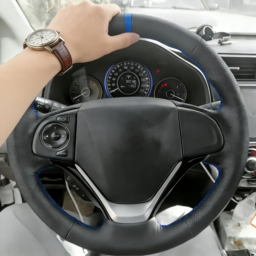Чехол на руль для Honda CR-V 2012-2016 годов выпуска, из натуральной перфорированной кожи черного цвета, ручной работы.
Чехол на руль для Honda CR-V 2012-2016 годов выпуска, из натуральной перфорированной кожи черного цвета, ручной работы.