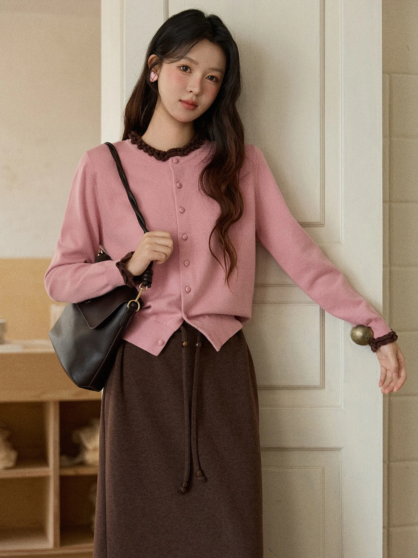 Fashionable Sweet Anti-Aging Color Block Long Sleeve Knitted Top Winter Design Single Button Base Shirt Korean Style Loose Fit
Fashionable Sweet Anti-Aging Color Block Long Sleeve Knitted Top Winter Design Single Button Base Shirt Korean Style Loose Fit