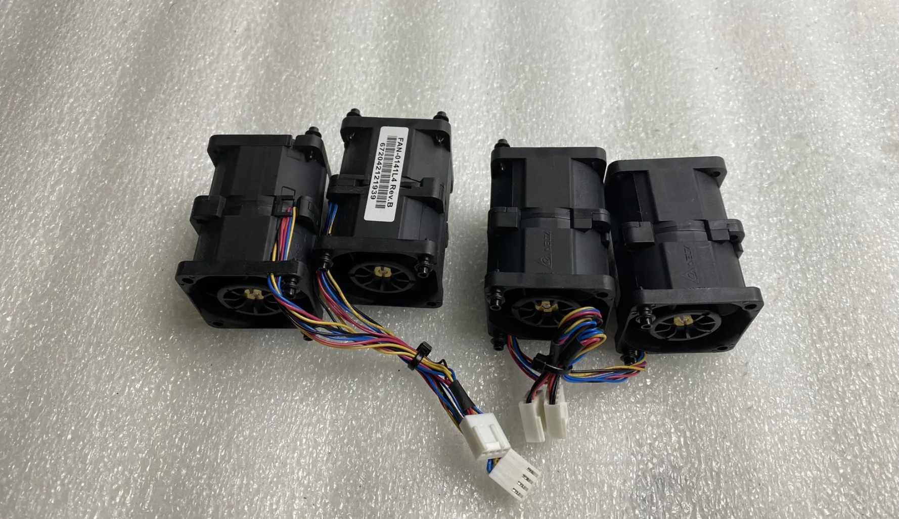 AA+Комплект из 4 шт. для Delta GFC0412DS DC/GFB0412SHS-C DC 12V Вентилятор охлаждения Dell PowerEdge R620
AA+Комплект из 4 шт. для Delta GFC0412DS DC/GFB0412SHS-C DC 12V Вентилятор охлаждения Dell PowerEdge R620