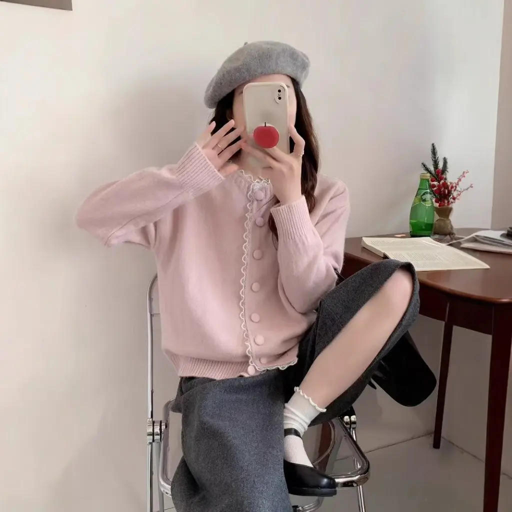 Женская ранняя весна, вязаная куртка с кружевной строчкой и круглым вырезом, длинными рукавами, кардиган ярких цветов, простой стиль, уменьшающий возраст
Женская ранняя весна, вязаная куртка с кружевной строчкой и круглым вырезом, длинными рукавами, кардиган ярких цветов, простой стиль, уменьшающий возраст