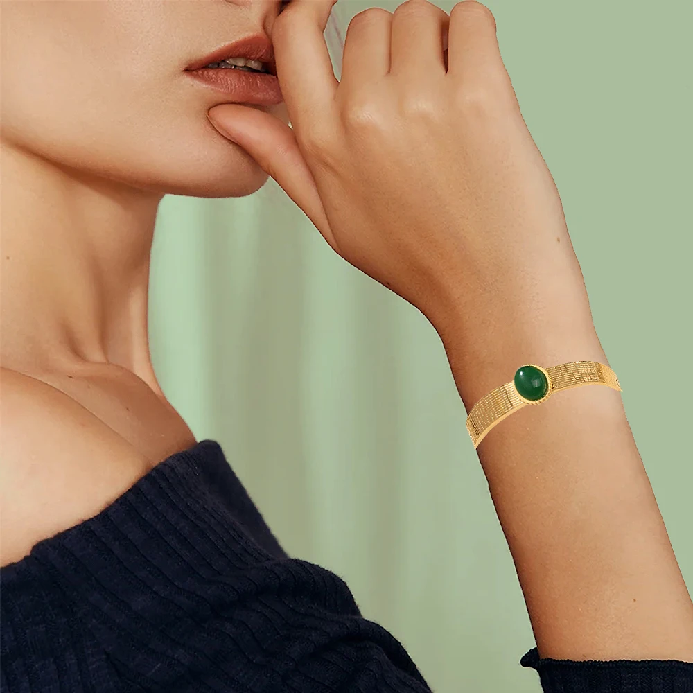 Retro court style emerald women's 18K gold-plated bracelet, suitable for daily wear, fashionable stainless steel bracelet
Retro court style emerald women's 18K gold-plated bracelet, suitable for daily wear, fashionable stainless steel bracelet