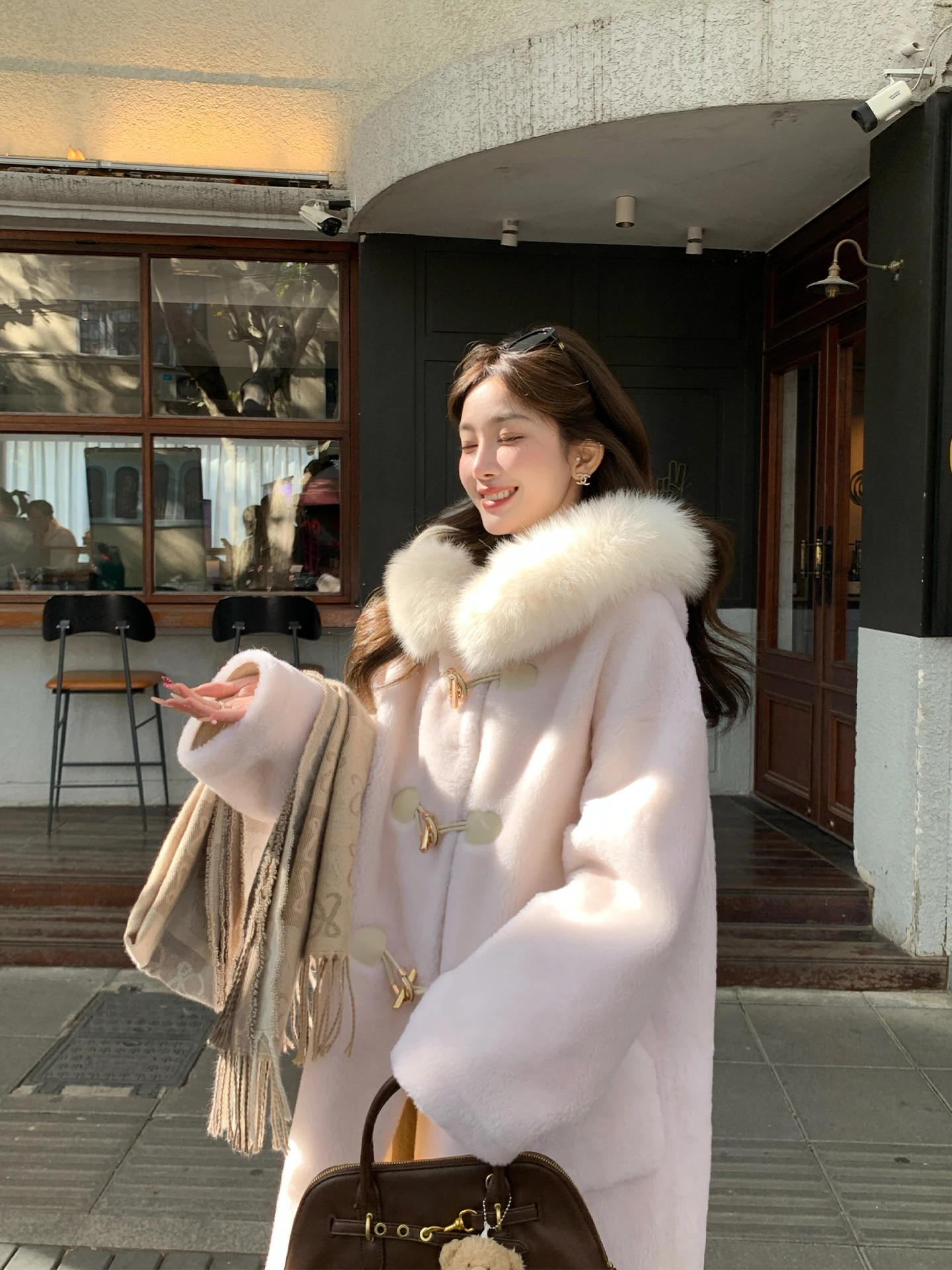 Женское длинное пальто Daisy с капюшоном из меха ягненка, на пуговицах, цвета чизи, для повседневной носки, теплый зимний жакет, съемный дизайн
Женское длинное пальто Daisy с капюшоном из меха ягненка, на пуговицах, цвета чизи, для повседневной носки, теплый зимний жакет, съемный дизайн